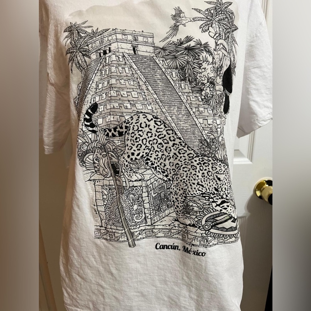 💙White and black Aztec cheetah graphic tee - Picture 4 of 10